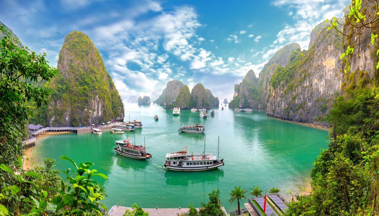 https://siviaggia.it/wp-content/uploads/sites/2/2024/11/Baia-Halong-Vietnam.jpg