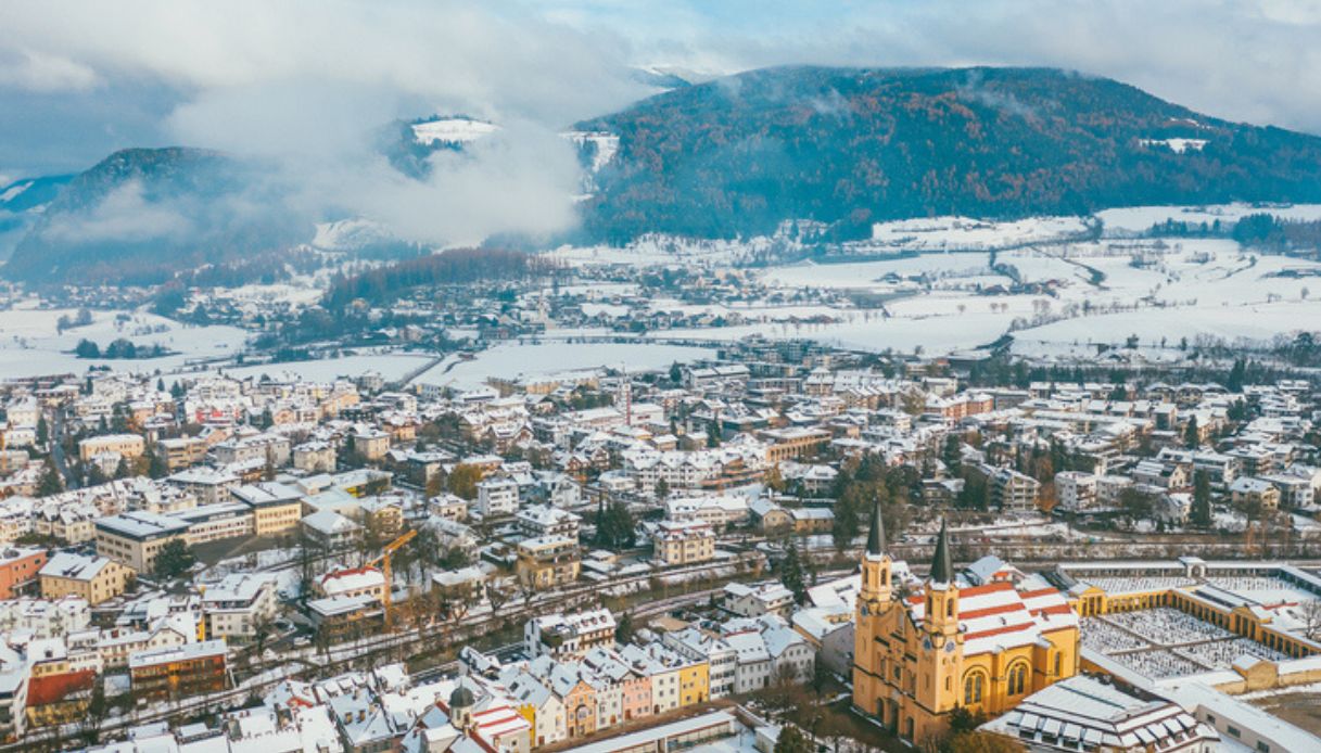 Vista dall'alto della città di Brunico innevata, dove trovare un famoso centro termale dell'Alto Adige