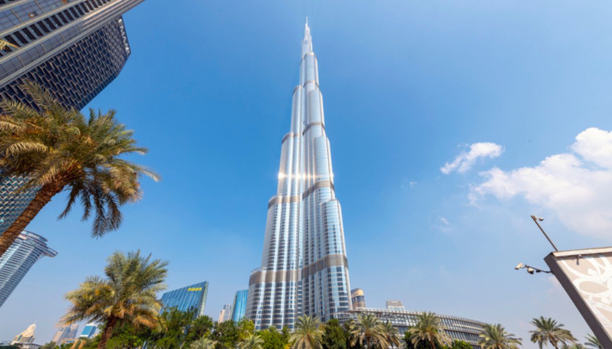 Vista dal basso del Burj Khalifa di Dubai, che a Capodanno si illumina con fuochi pirotecnici