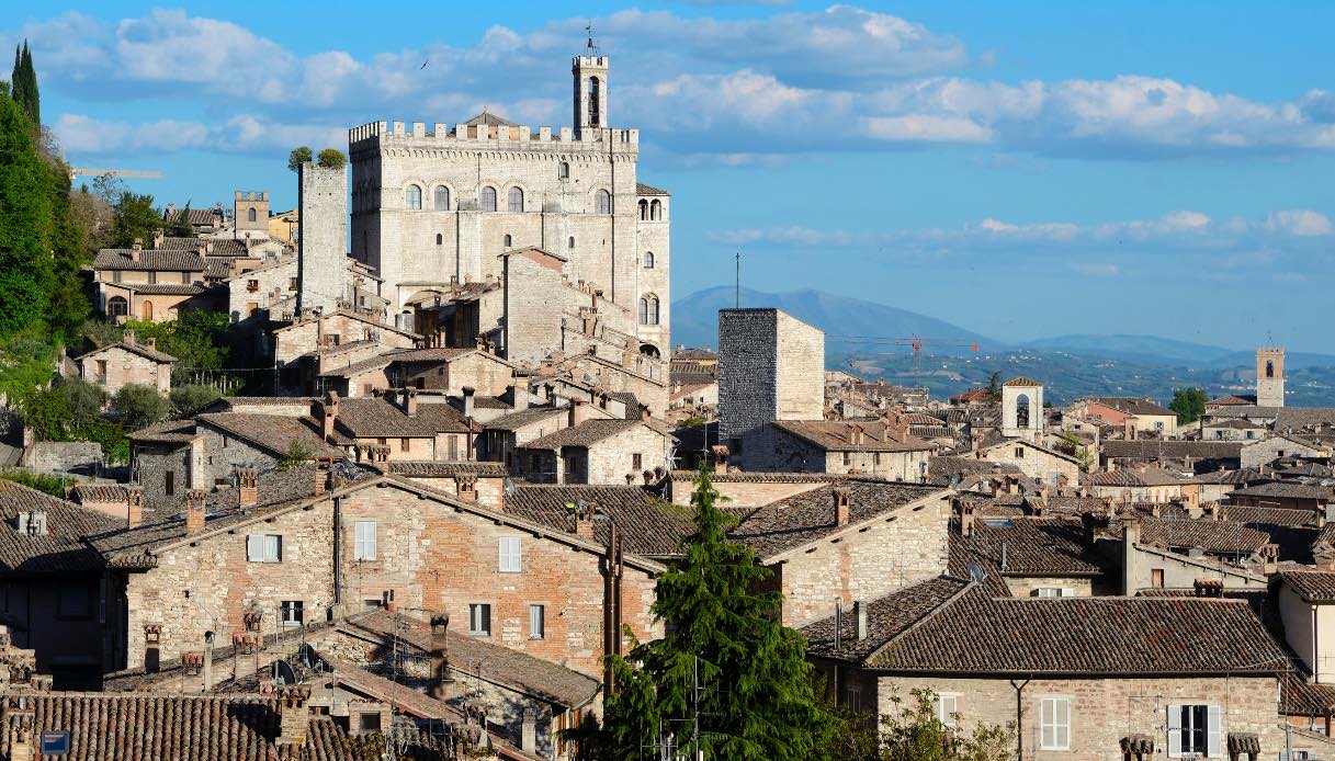 https://siviaggia.it/wp-content/uploads/sites/2/2024/11/Gubbio-panorama.jpg