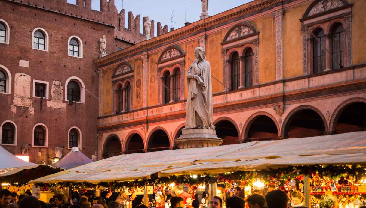 https://siviaggia.it/wp-content/uploads/sites/2/2024/11/Mercatino-natale-verona-piazza-signori.jpg