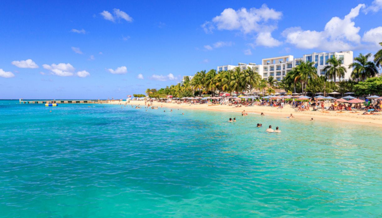 Panoramica della spiaggia di Montego Bay a Natale con turisti a Natale