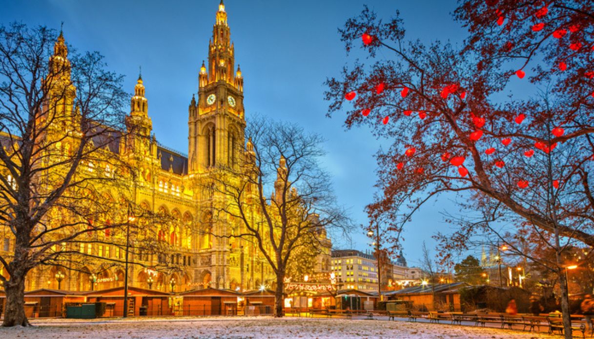 Rathausplatz, il municipio di Vienna con luci e addobbi natalizi