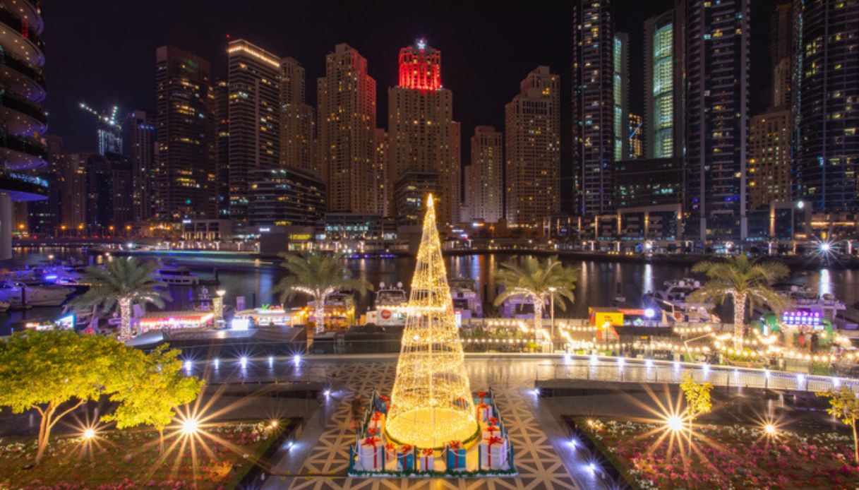 Decorazioni ed albero di Natale a Dubai durante il periodo dell'Avvento