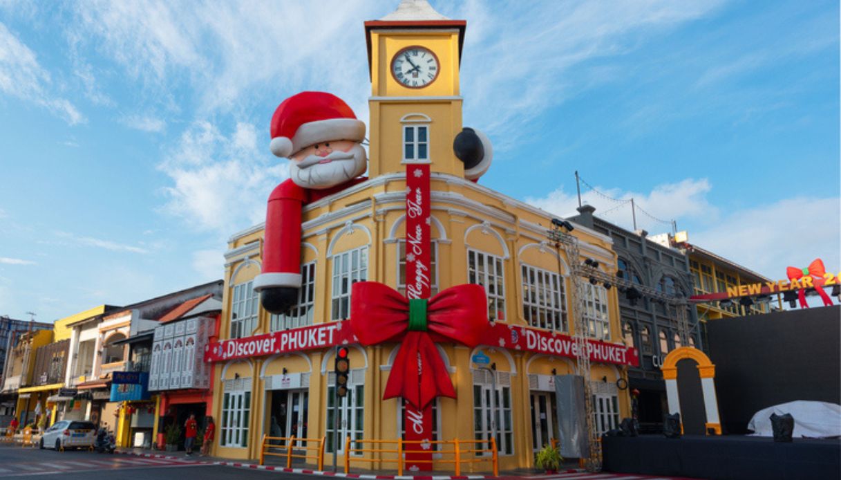 Museo di Phuket City in Thailandia addobbato per Natale con Babbo Natale sul tetto