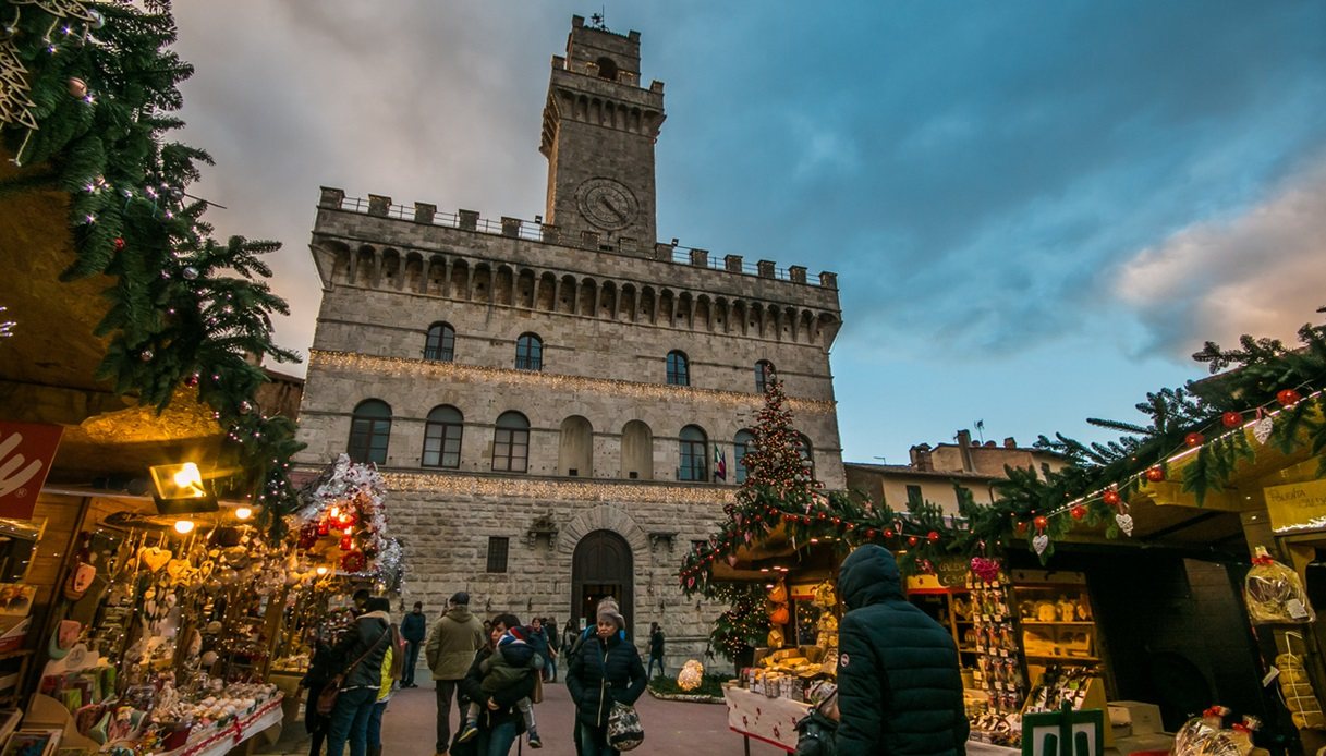 https://siviaggia.it/wp-content/uploads/sites/2/2024/11/Piazza-Grande-Natale-Montepulciano.jpg