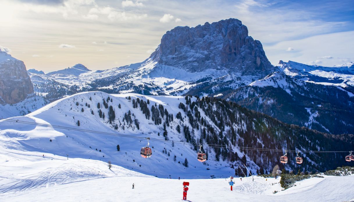 https://siviaggia.it/wp-content/uploads/sites/2/2024/11/Pista-da-sci-Dolomiti.jpg