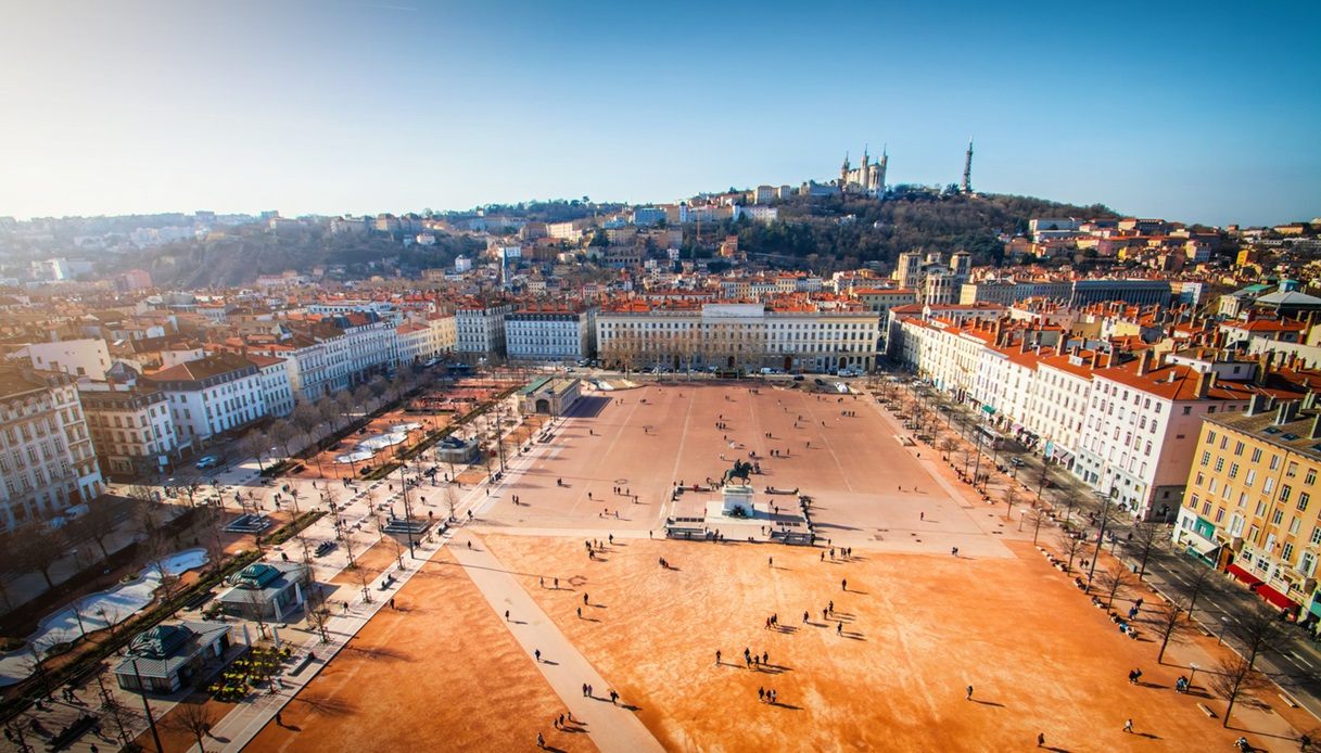 La grandissima Piazza Bellecour di Lione