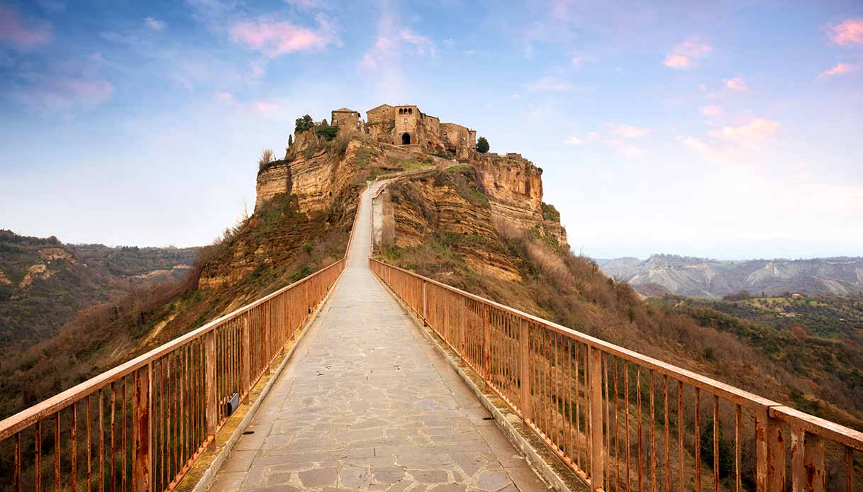 Il suggestivo ponte pedonale che conduce a Civita di Bagnoregio