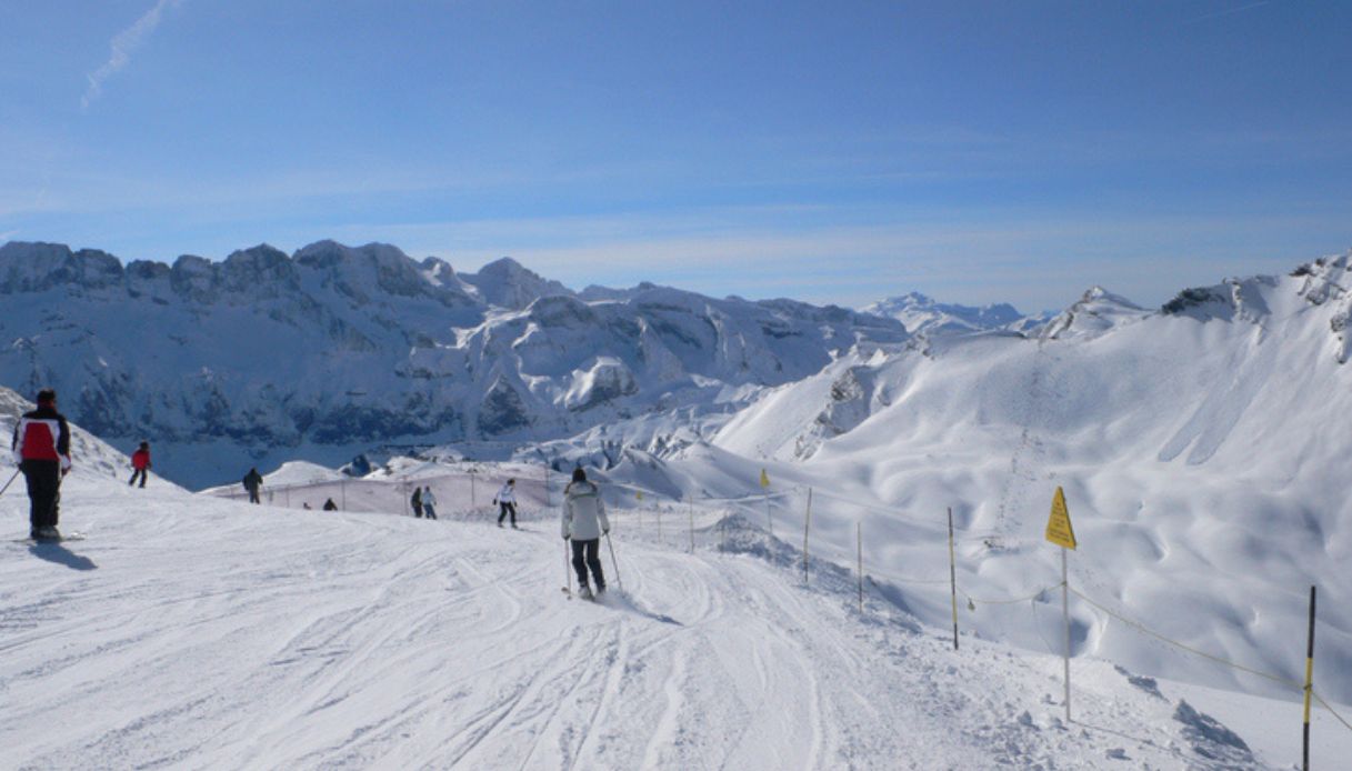 Sciatori in discesa nelle piste sciistiche della Lombardia