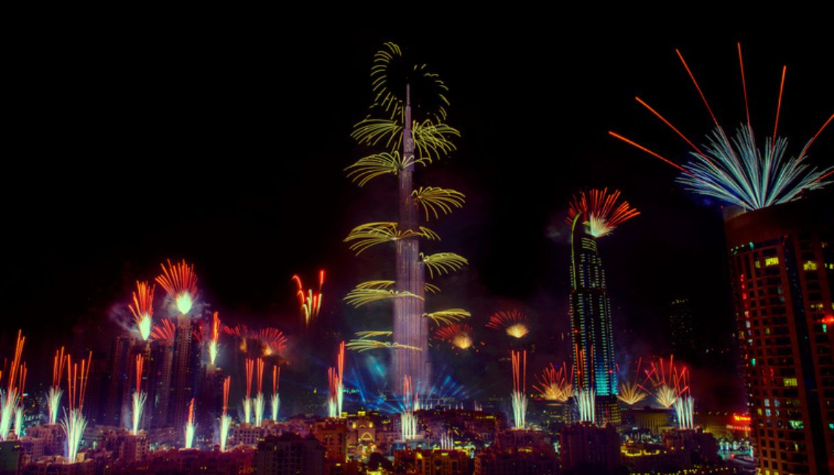 Festeggiamenti di Capodanno a Dubai, con fuochi d'artificio che illuminano il Burj Khalifa