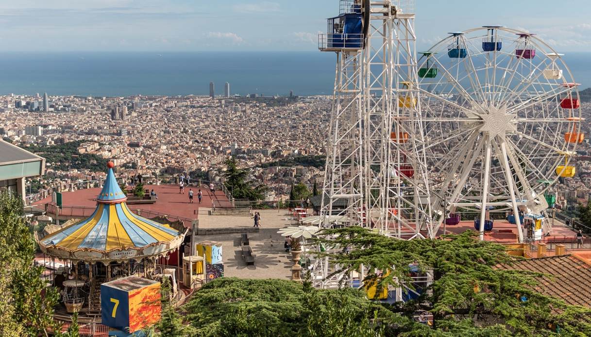 Vista panoramica su Barcellona dal parco divertimenti Tibidabo