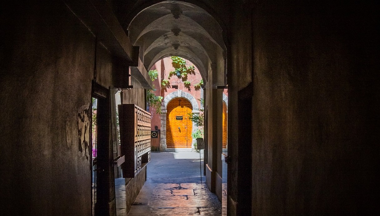 Tipico Traboule di Lione, che attraversa i palazzi