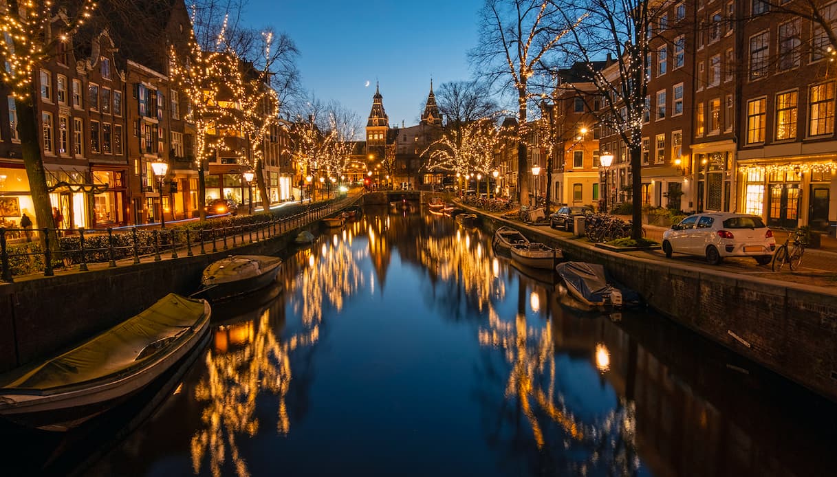 https://siviaggia.it/wp-content/uploads/sites/2/2024/11/amsterdam-a-natale.jpg