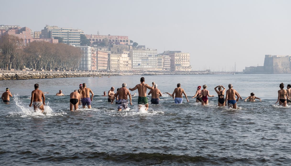 Napoli, la tradizione del bagno di Capodanno