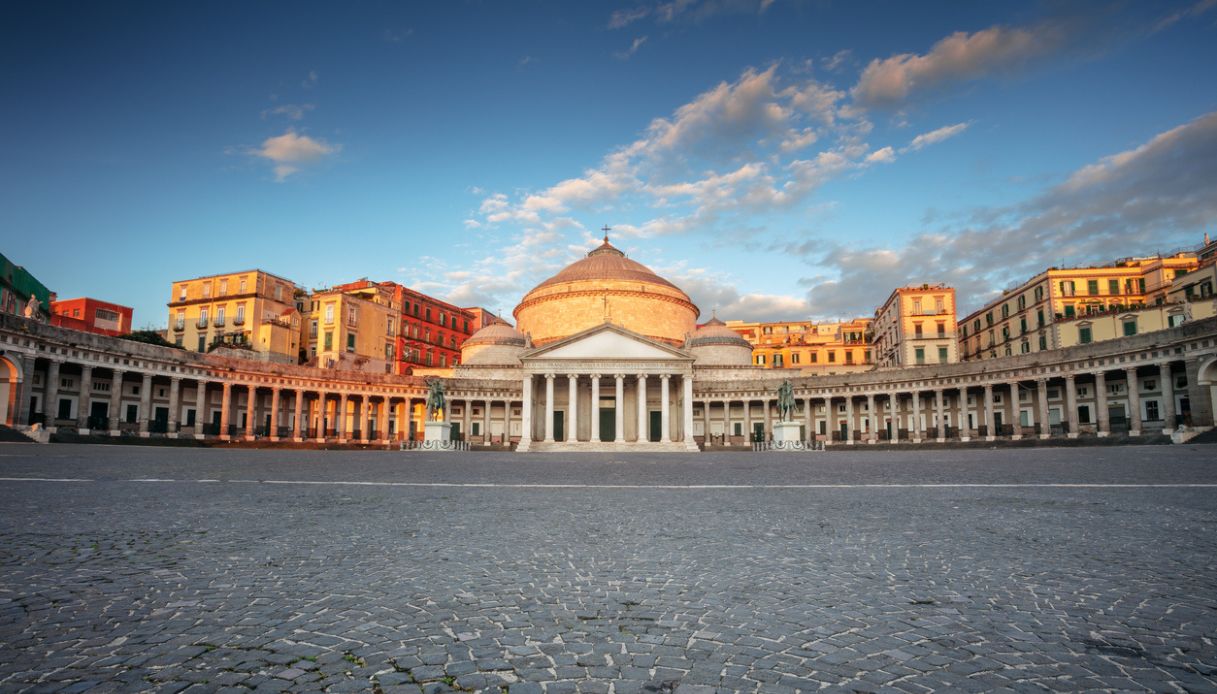 Piazza del plebiscito a Napoli