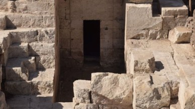 Scoperta in Egitto la porta di un antico tempio dedicato al dio della fertilità maschile