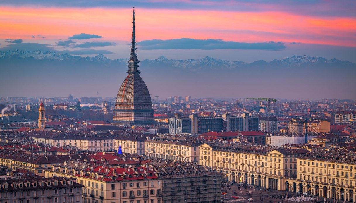 https://siviaggia.it/wp-content/uploads/sites/2/2024/11/torino-al-tramonto.jpg