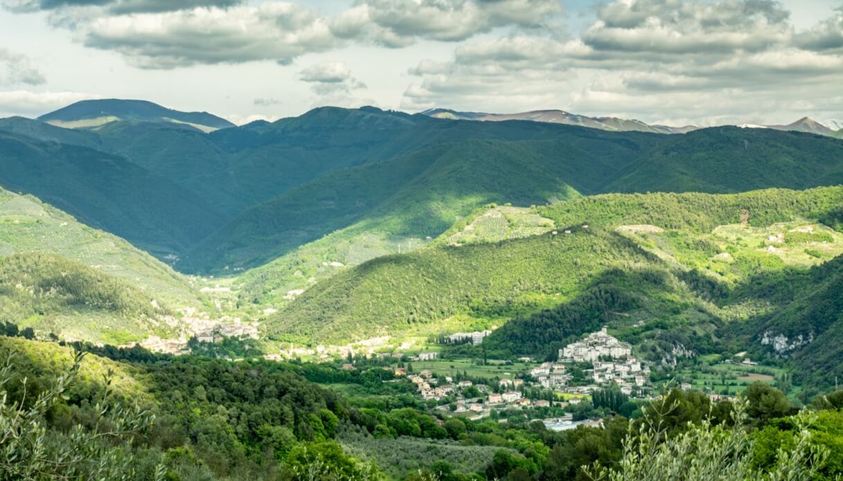 Panorama della Valnerina con il borgo di Arrone