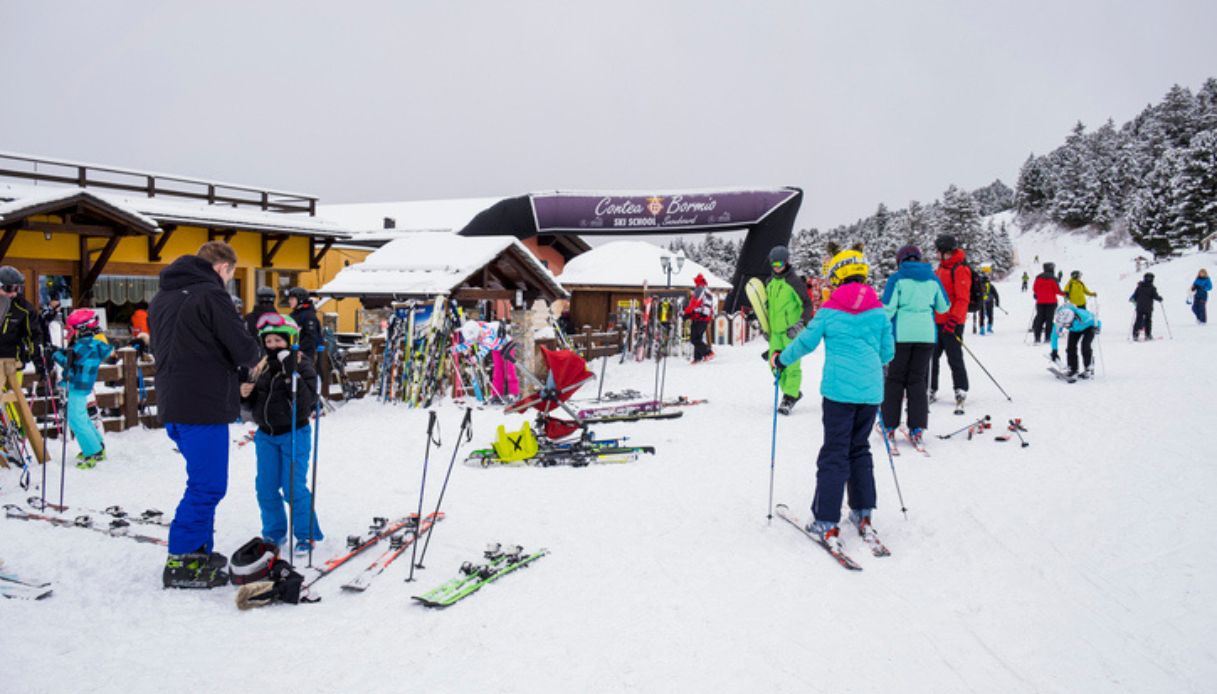 Bambini che si allenano a sciare alla scuola di sci presente alle piste da sci di Bormio in Lombardia