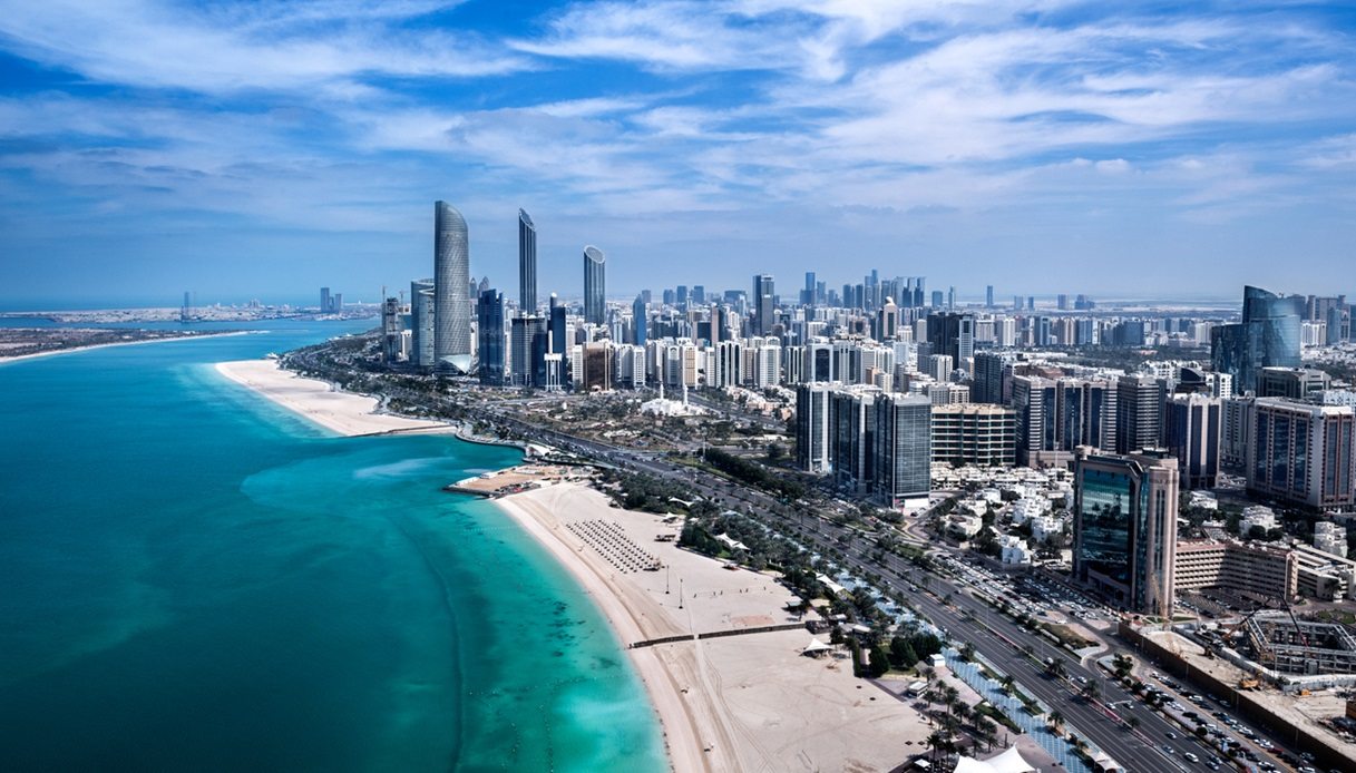 Corniche Beach, spiaggia e città sullo sfondo