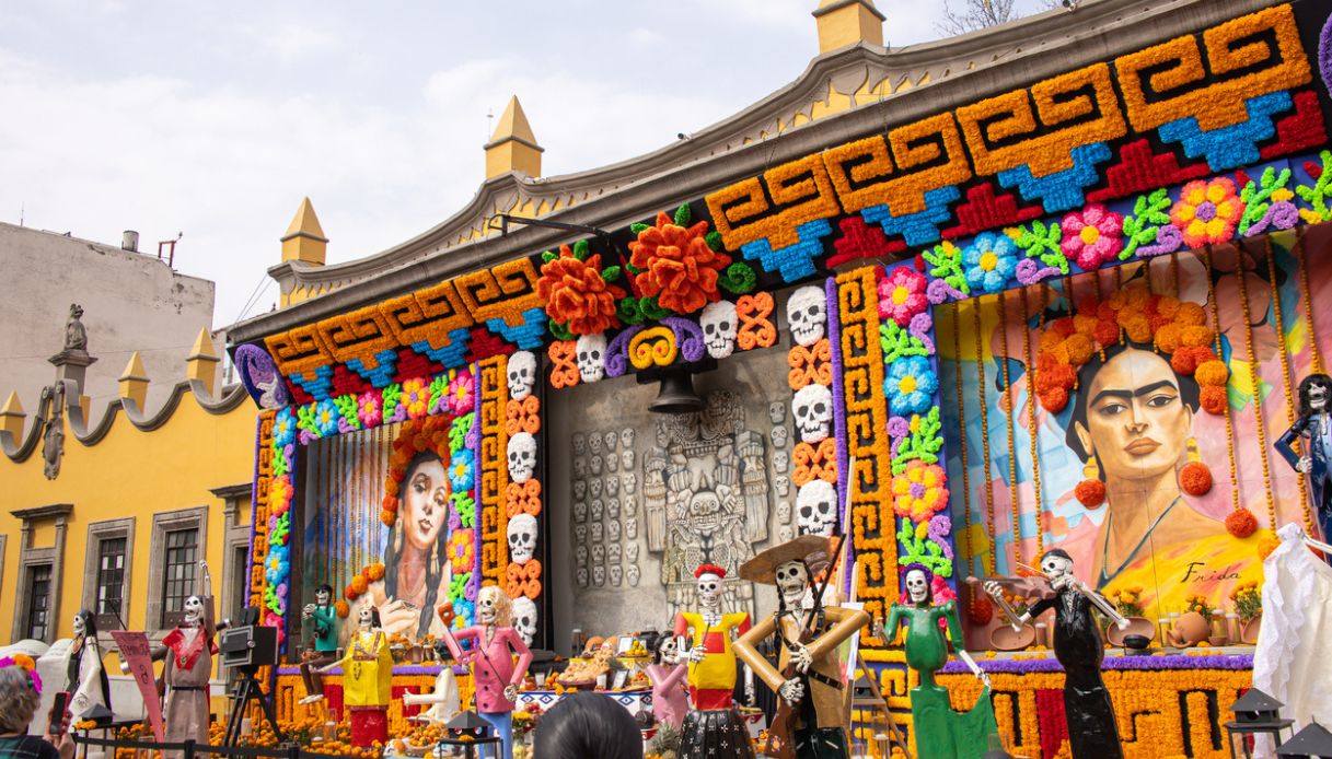 Ofrenda di Frida Kahlo nel Jardín Plaza Hidalgo a Coyoacán