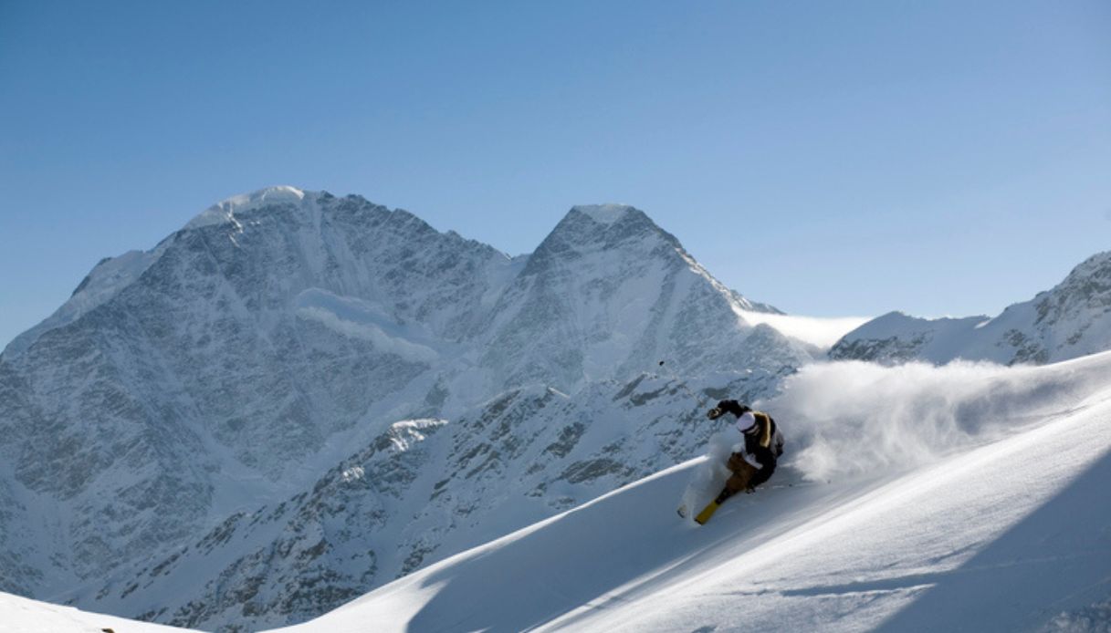 Sportivo durante una sessione di freeride sullo snowboard a Grand Torumalet, in Francia, una delle località sciistiche migliore d'Europa