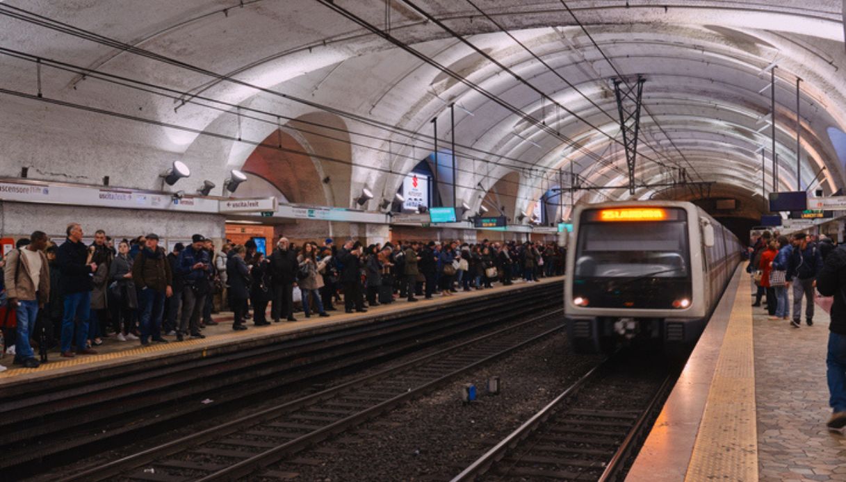 Metropolitana di Roma a Capodanno, con molta gente sulle banchine