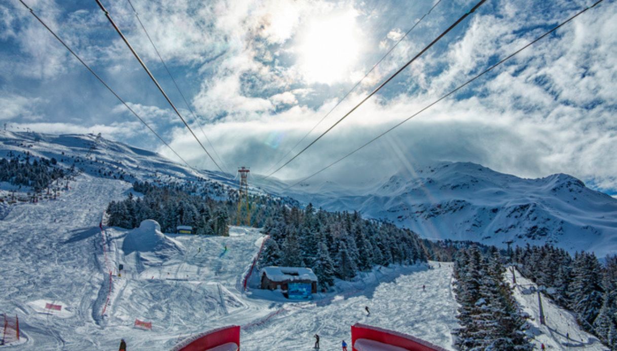 Panorama di una pista di sci a Bormio, in Lombardia, con montagne innevate sullo sfondo