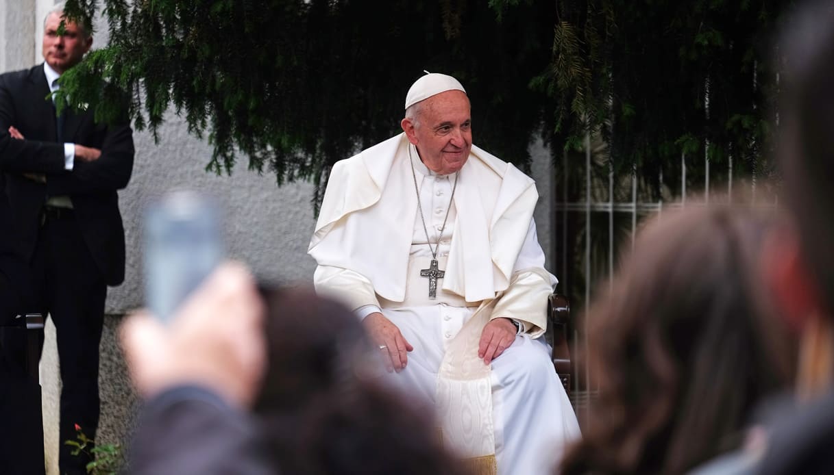 Giubileo 2025, il Papa apre la Porta Santa a Rebibbia