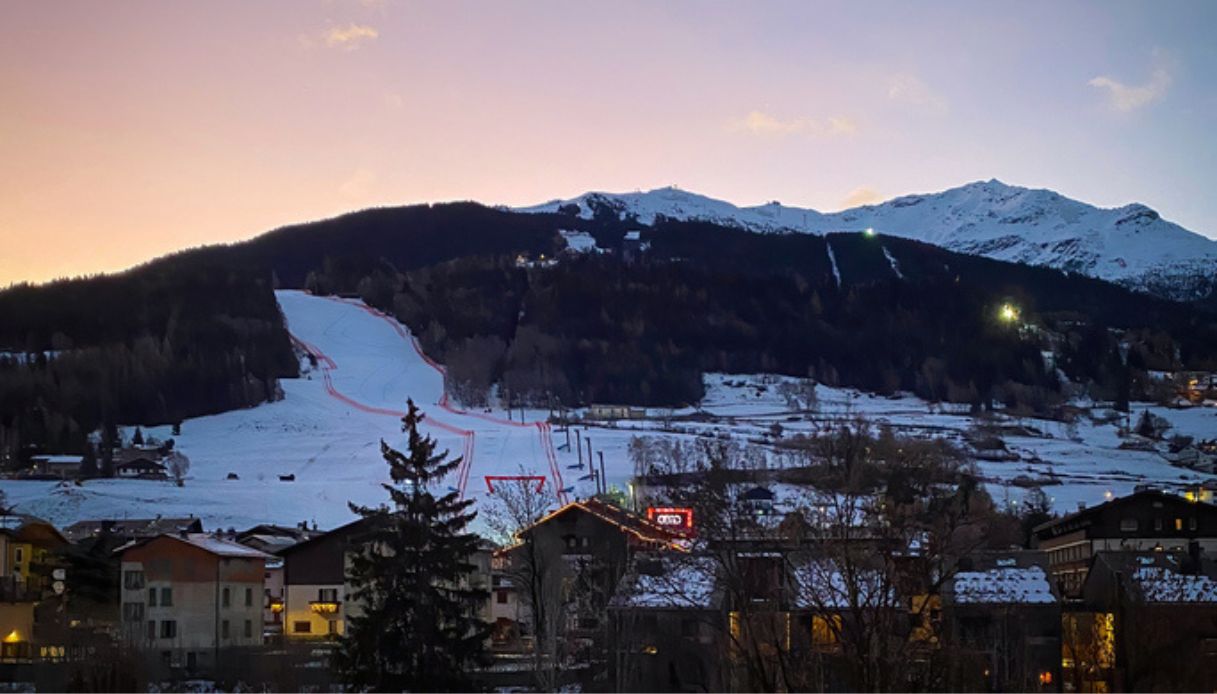 Pista Stelvio a Bormio al tramonto, con la città di Bormio in primo piano e panorama sullo sfondo