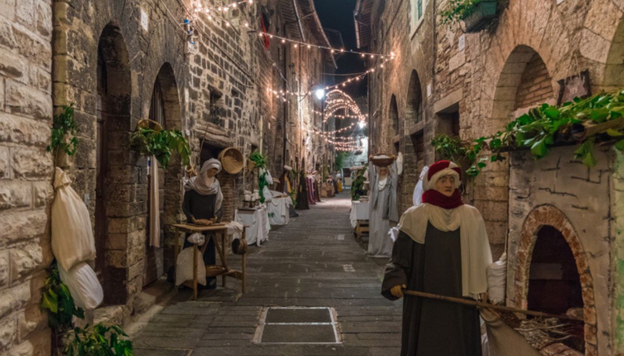 Statue a grandezza naturale del Presepe di Gubbio, fra i migliori presepi d'Italia