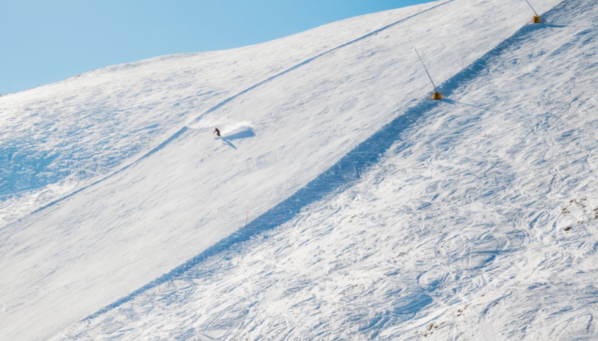 Sciatore in discesa sulla pista da sci a Piani di Bobbio in Lombardia