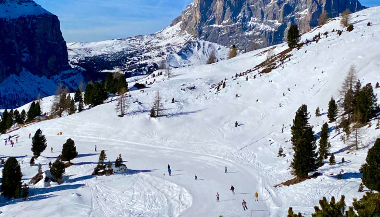 Tratto della pista da sci Sellaronda, in Val Badia, con sciatori in discesa