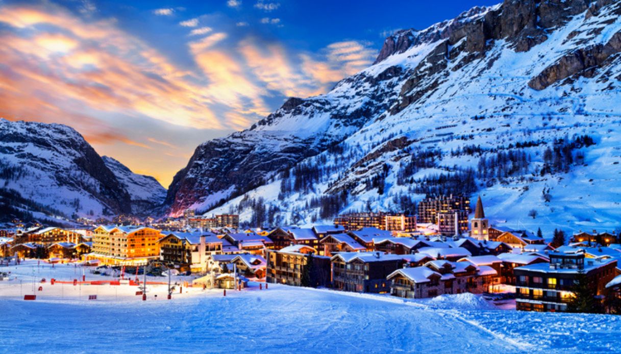 Città di Val d'Isère innevata al tramonto, Francia, una delle località sciistiche migliore d'Europa