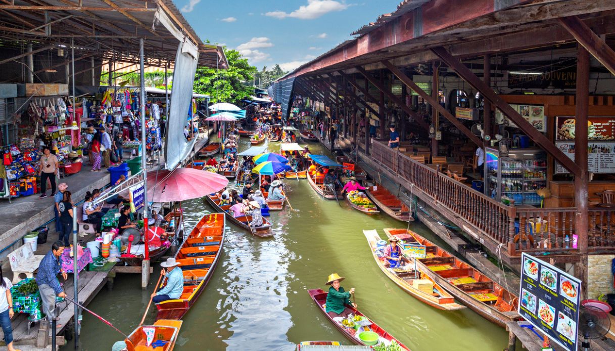 Colorati, chiassosi e autentici: i mercati galleggianti thailandesi