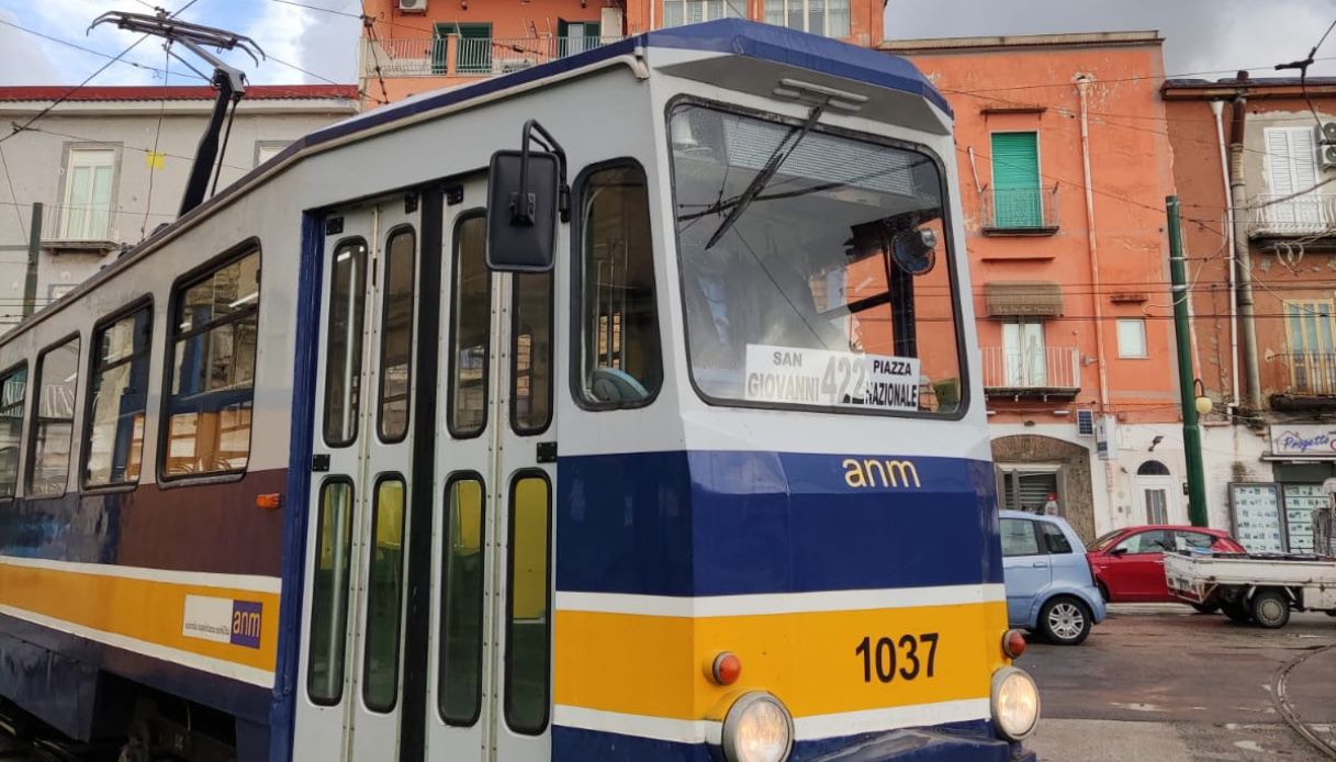 Viaggiare sui tram storici di quasi 100 anni fa: succede a Napoli