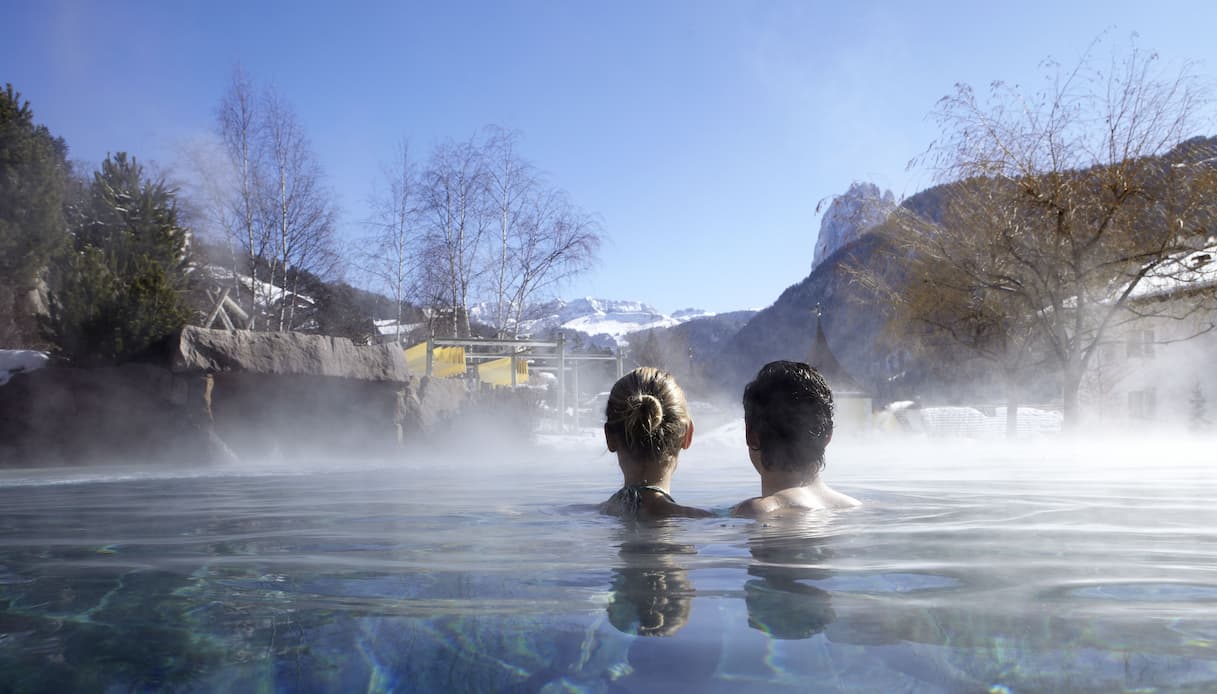 https://siviaggia.it/wp-content/uploads/sites/2/2025/01/Adler-Dolomiti-piscina-esterna-con-vista.jpg