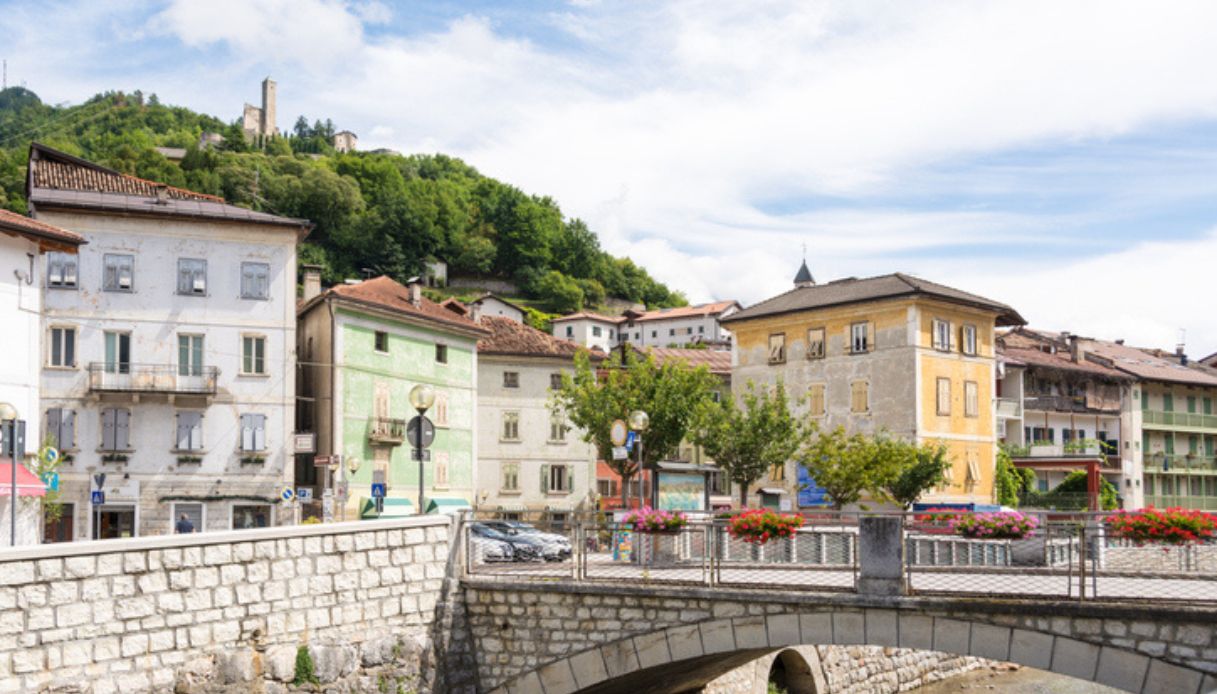 Panoramica di Borgo Valsugana, con ponte in primo piano e castello sullo sfondo