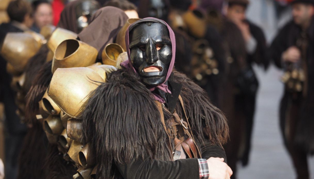 Maschera del Mamuthones, tipica del Carnevale di Mamoiada, uno degli storici carnevali d'Italia