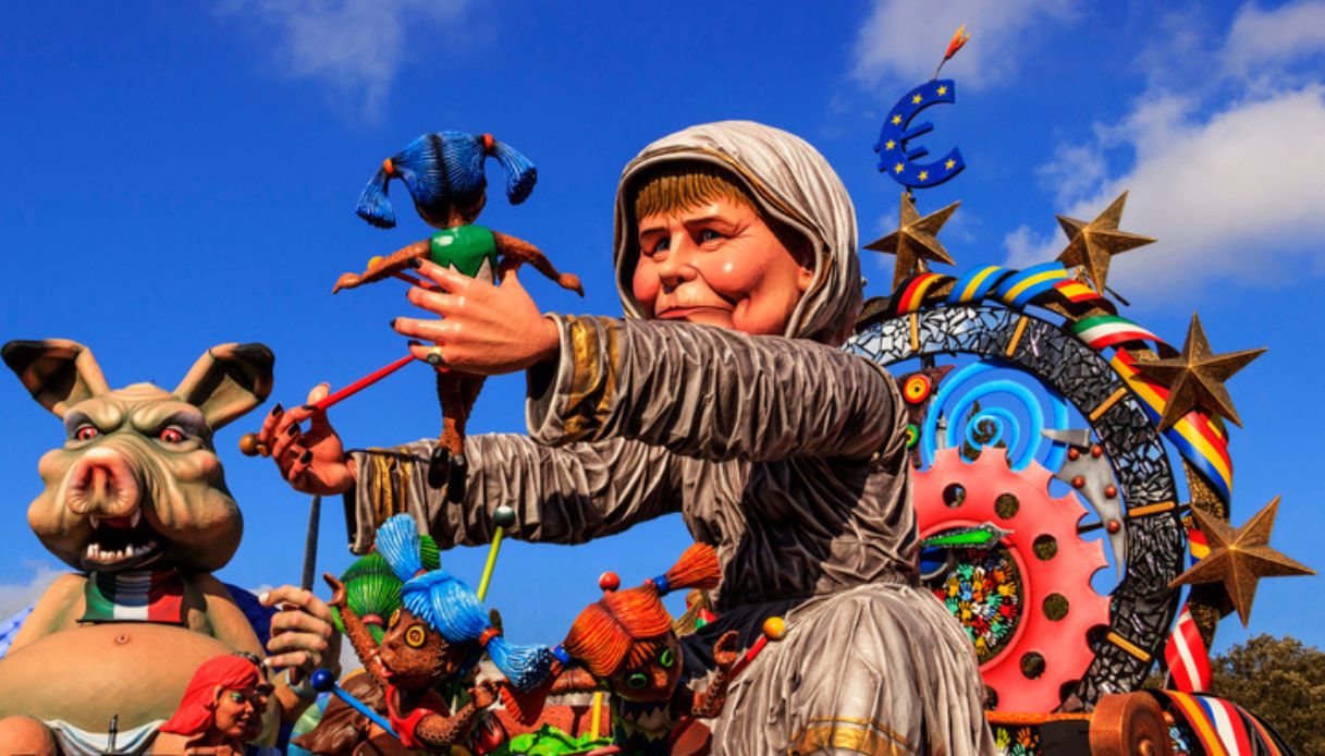 Carro allegorico in sfilata durante il Carnevale di Putignano, uno degli storici carnevali d'Italia