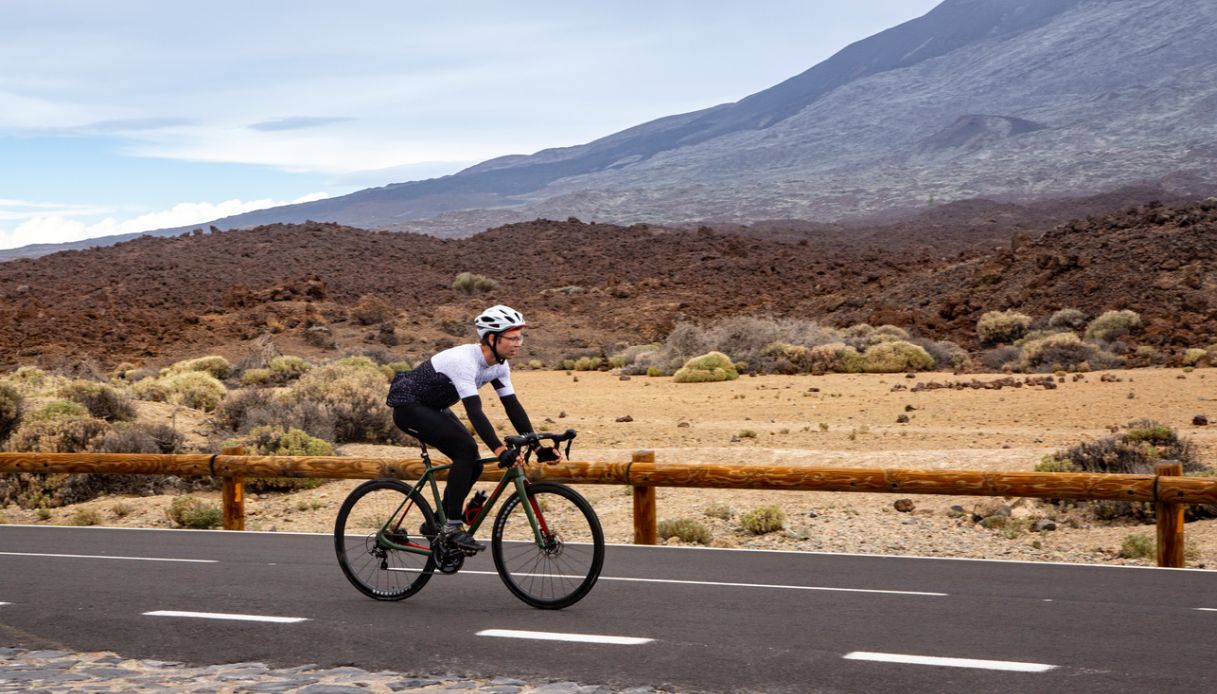 https://siviaggia.it/wp-content/uploads/sites/2/2025/01/Ciclista-a-Tenerife.jpg