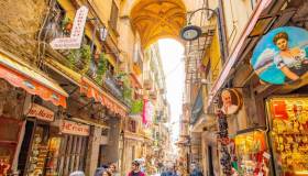 Napoli, la Befana arriva in città: è magia