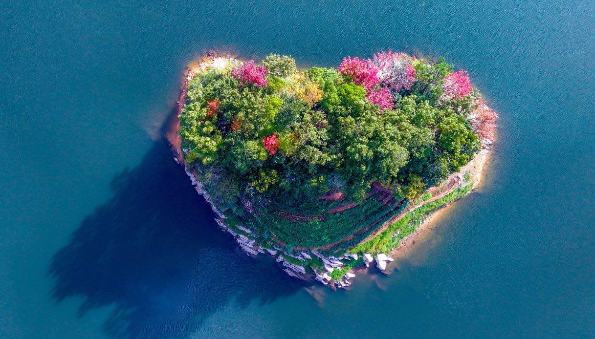 Un'isola a forma di cuore nel lago Qiandao