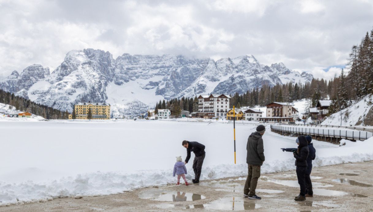 Bambino si diverte sulla neve del Lago Misurina d'inverno, una delle mete da visitare in montagna in Veneto