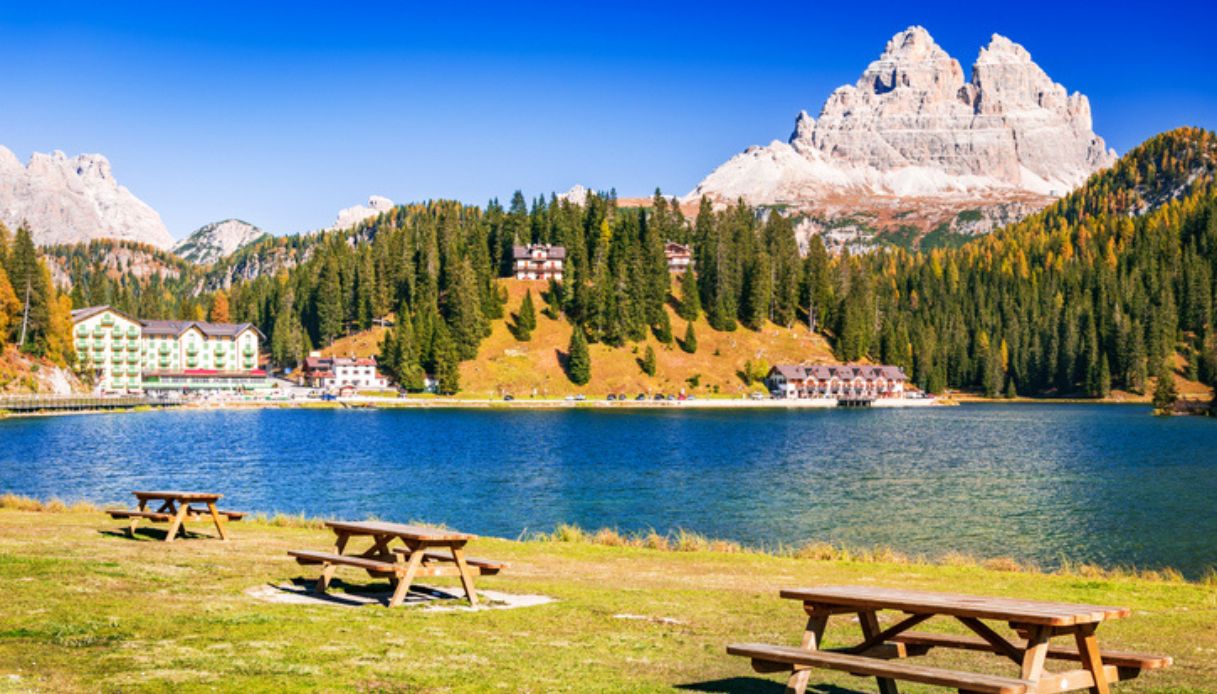 Area pic-nic nei pressi del Lago di Misurina durante il periodo estivo, una delle mete da visitare in montagna in Veneto