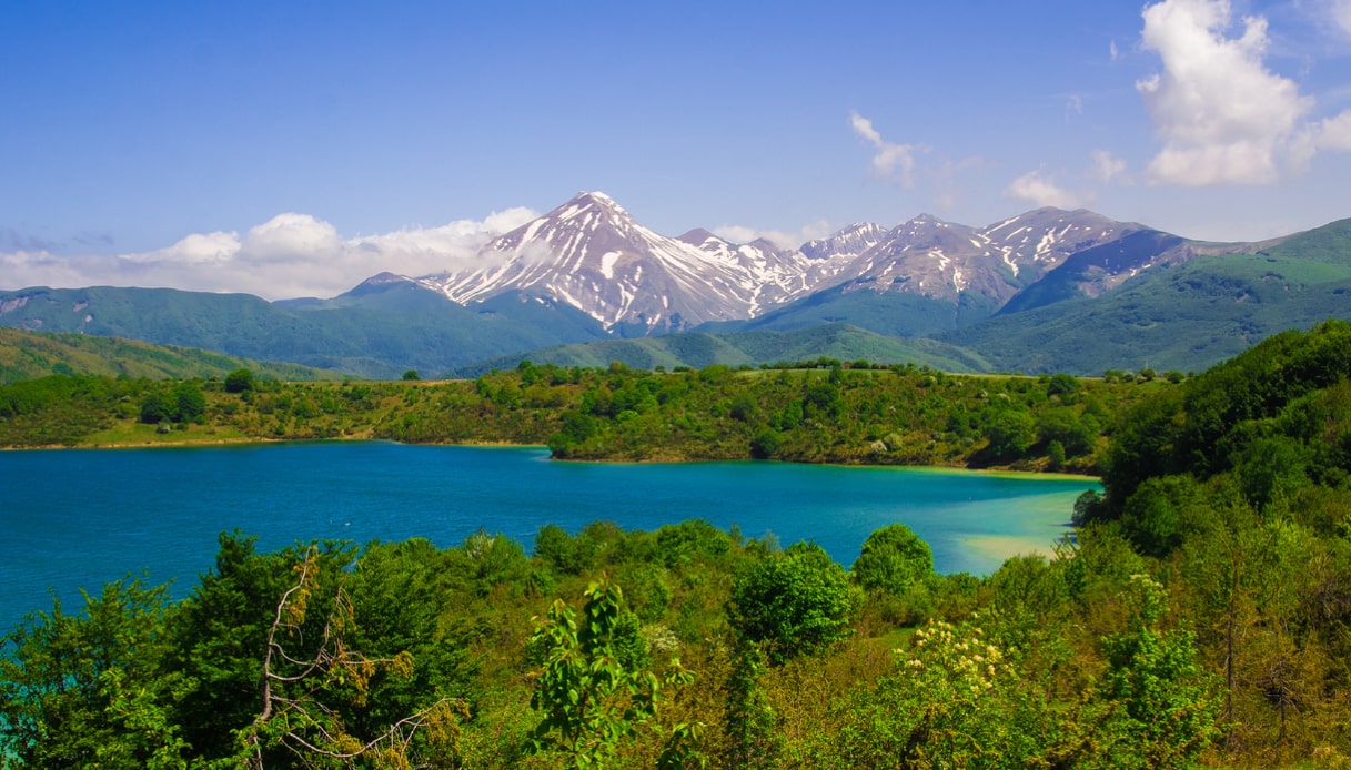 Lago di Campotosto dove andare in montagna in estate in Abruzzo