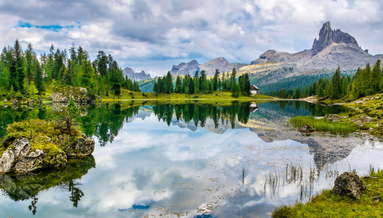 Lago di Federa nella montagna in Veneto