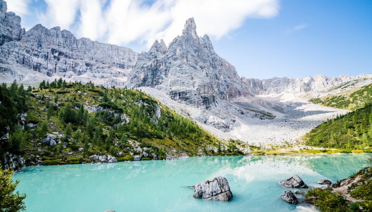 Lago di Sorapis di montagna in Veneto