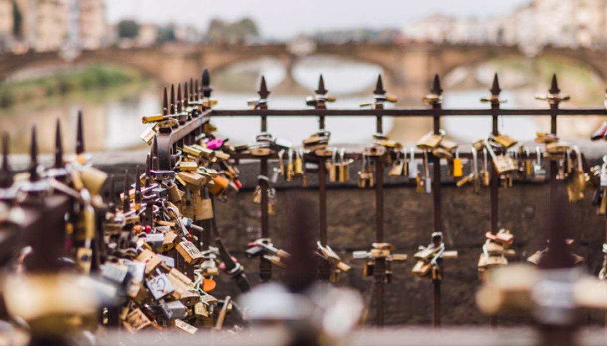 Lucchetti dell'amore a Ponte Vecchio, Firenze, prima della rimozione